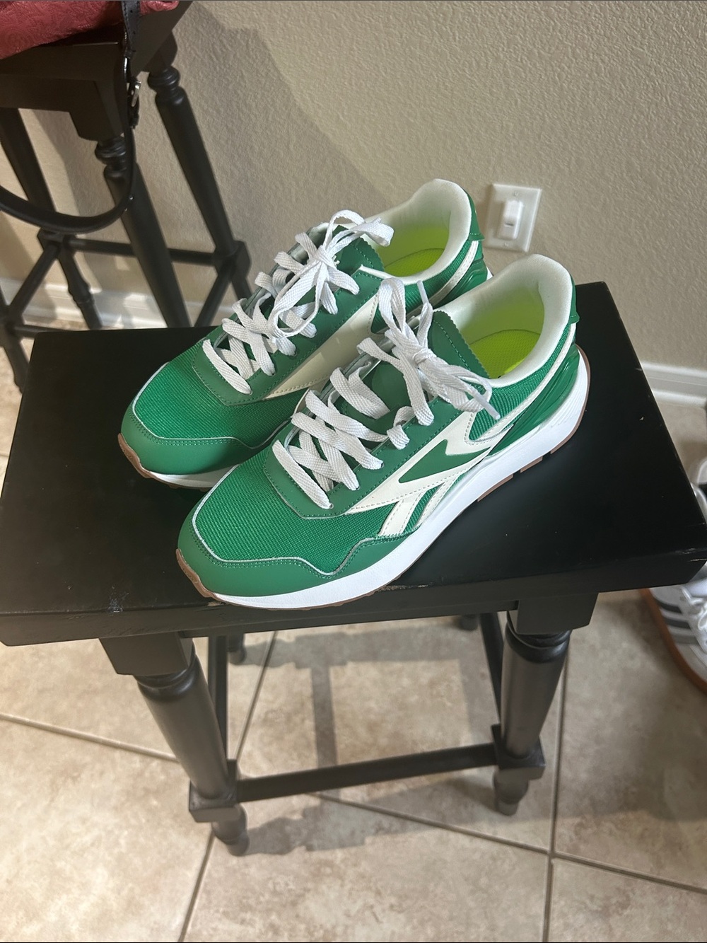 New Reebok Green & White Retro Runner Sneakers women’s 8.5